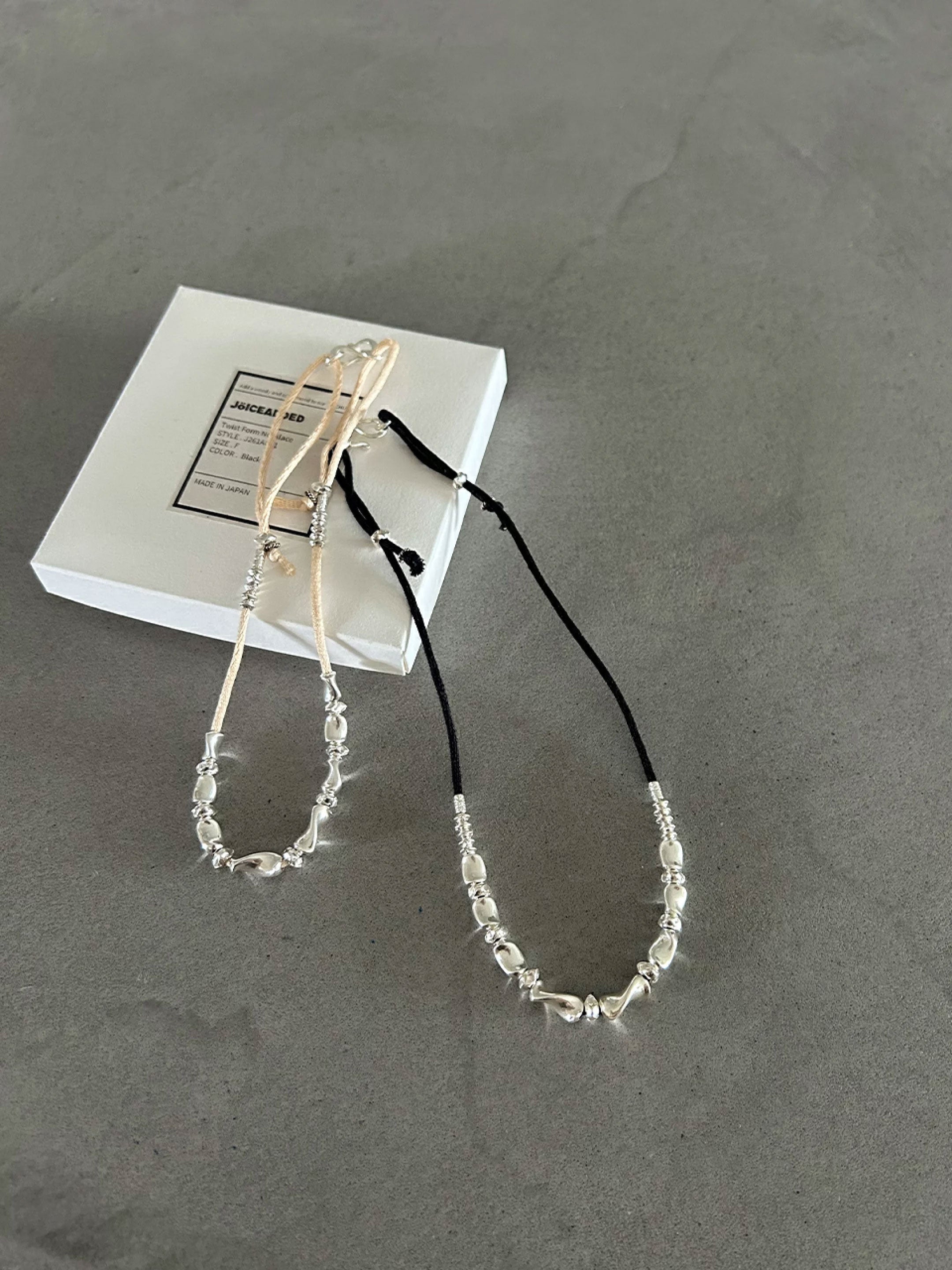 アレンジ自在、旬顔になれるネックレス。