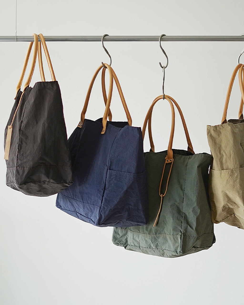 THE WEIGHTLESS TOTE 202TWT