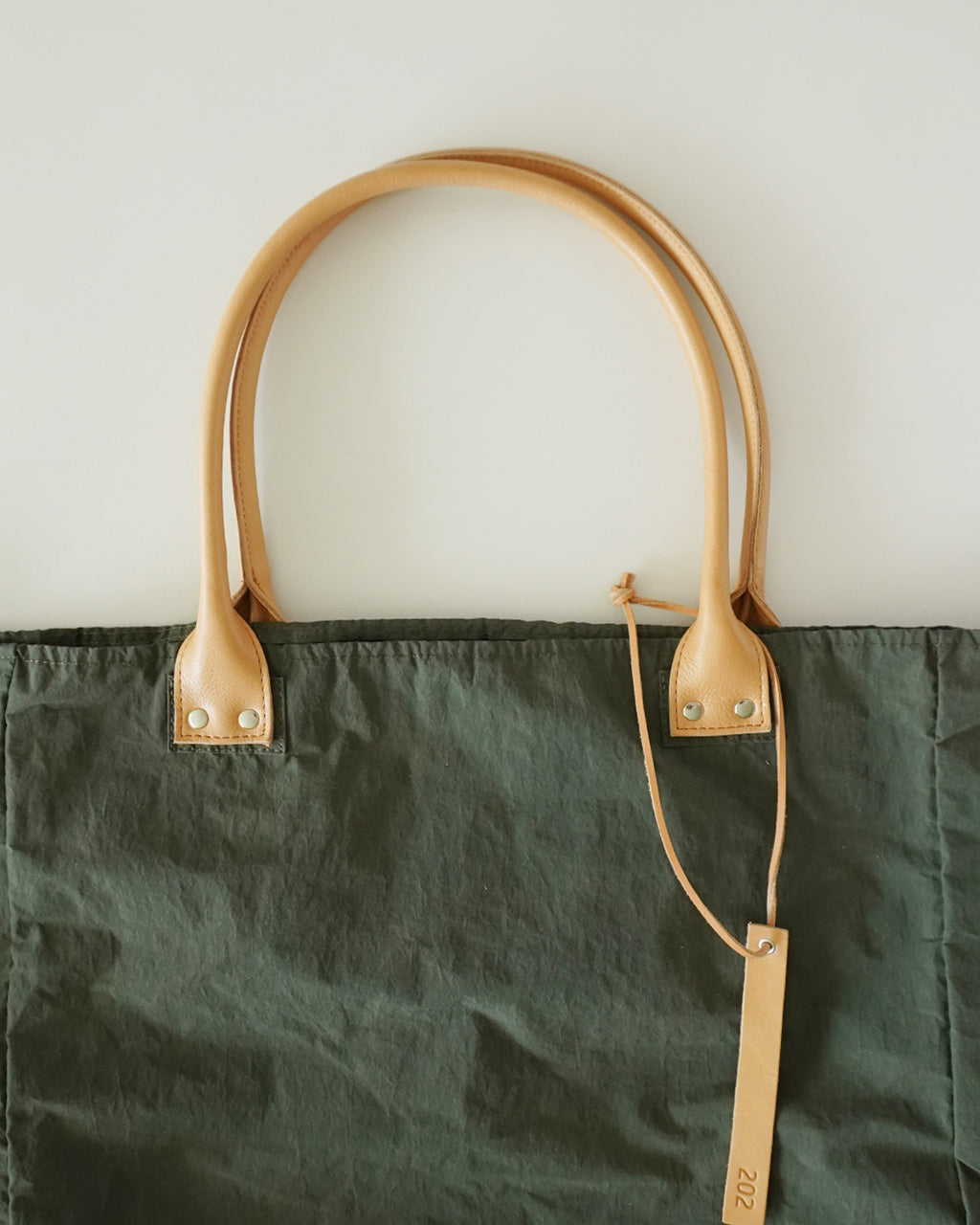 THE WEIGHTLESS TOTE 202TWT