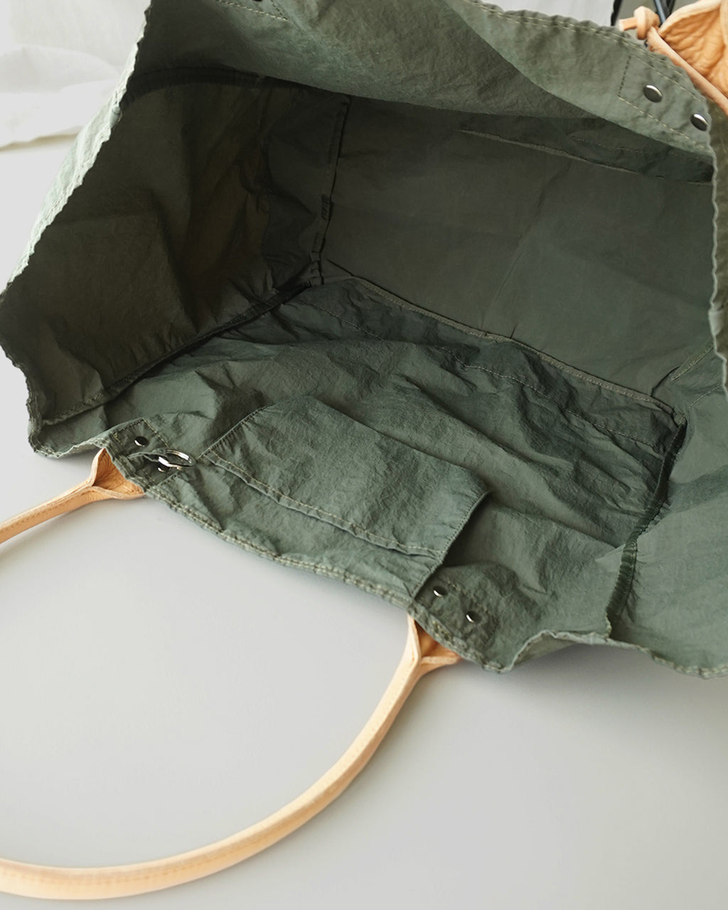 THE WEIGHTLESS TOTE 202TWT