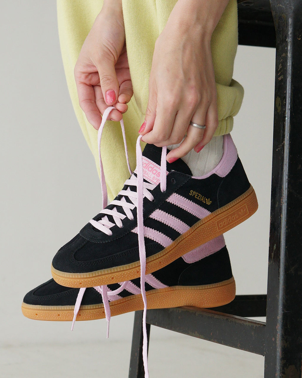 adidas originals 아디다스 오리지날스 핸드볼 스페티얼 W 스니커 HANDBALL SPEZIAL W 로우 컷 레이스 업 슈즈 신발 IE5897 NIS86【무료우송】