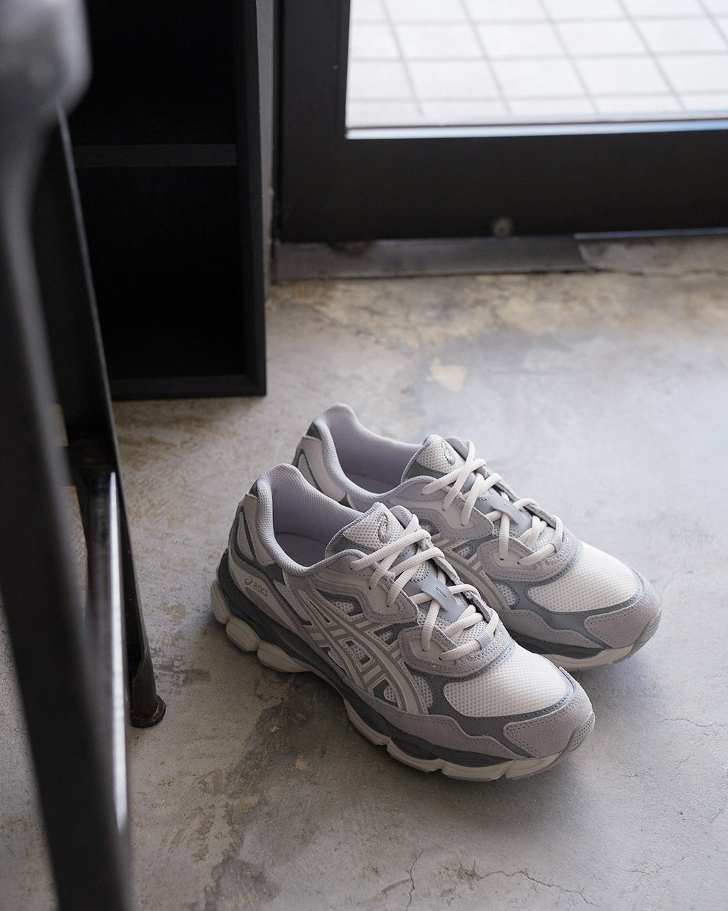 ASICS GEL-NYCのグレー系スニーカー、前方から見えるつま先とソールの立体感、白と薄いグレーの色味が特徴