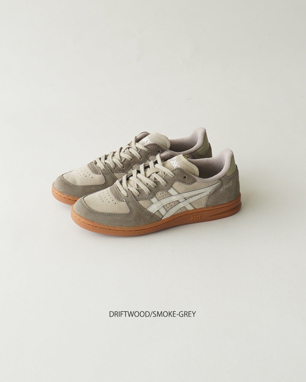 DRIFTWOOD/SMOKE-GREYのASICS SKYHAND OGを斜め上から並べた1足
