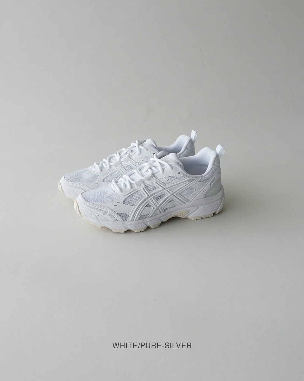 WHITE/PURE-SILVERのGEL-NUNOBIKIを斜めから置いたカット、白を基調にした配色が分かる
