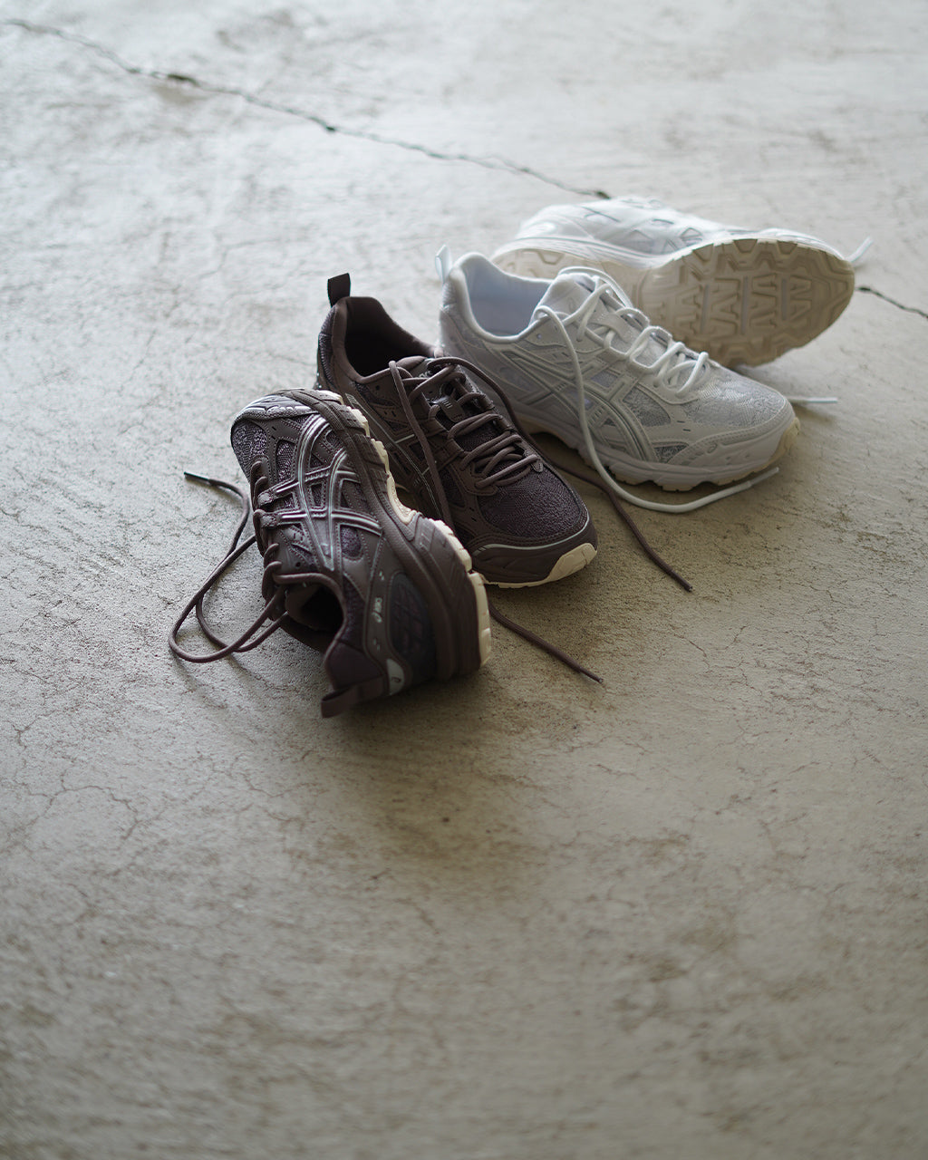 ASICS GEL-NUNOBIKI 1203A597の白とココア系を並べたスニーカー、トレイル由来の配色とソール形状が見える