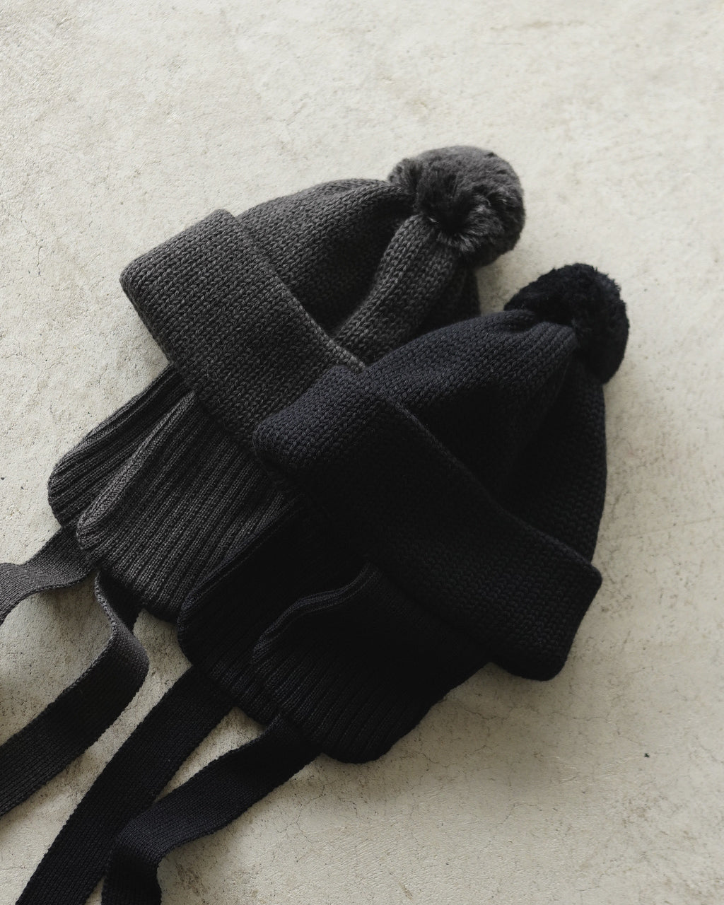 黒とブラウンの耳付きニット帽を重ねて並べた比較カット