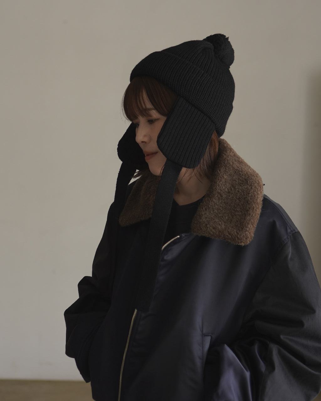 黒い耳付きニット帽を着用した女性の横から見たシルエット