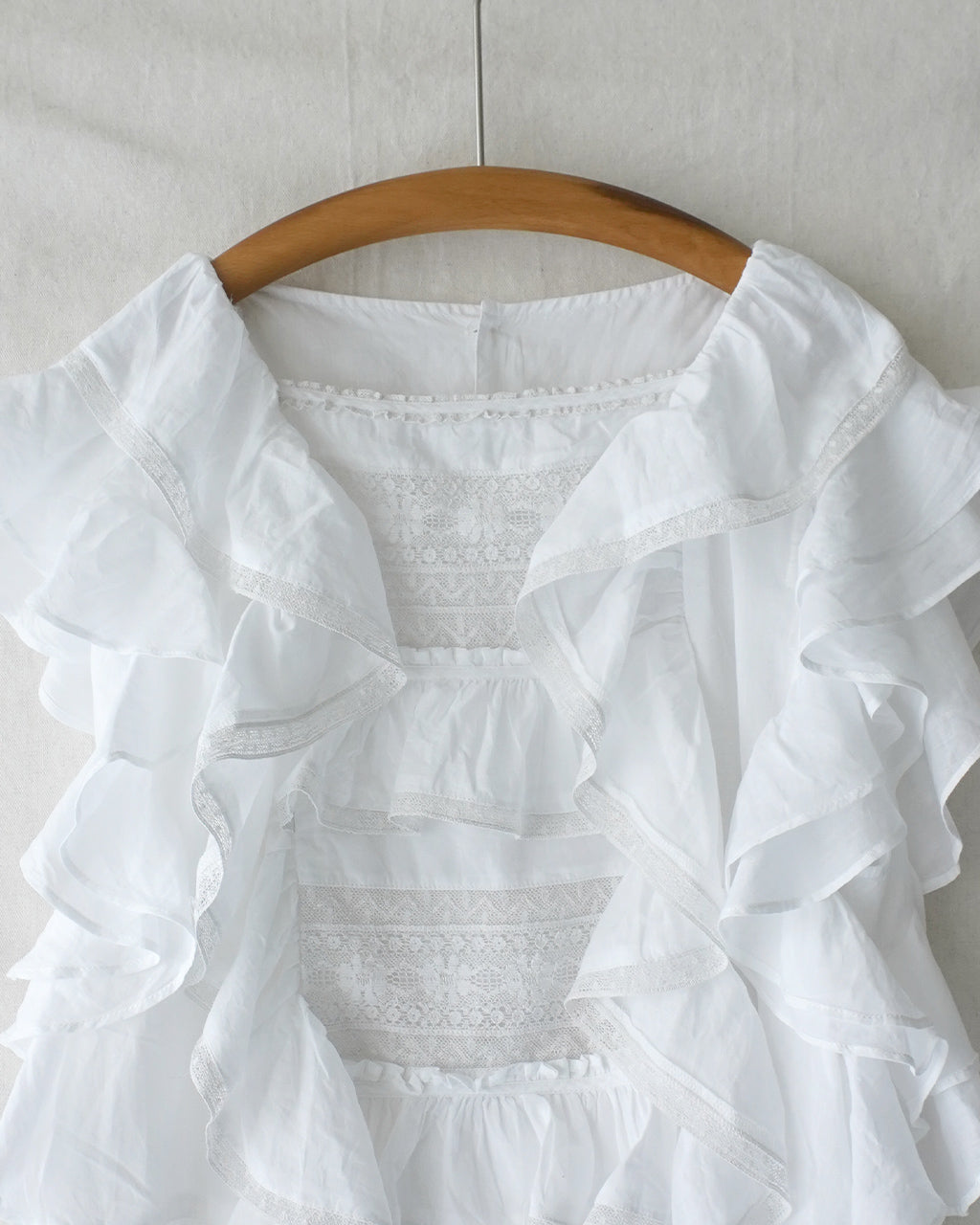 crinkle crinkle crinkle クリンクル クリンクル クリンクル frill lace nosleeve blouse フリルレース ノースリーブブラウス | Crouka(クローカ)