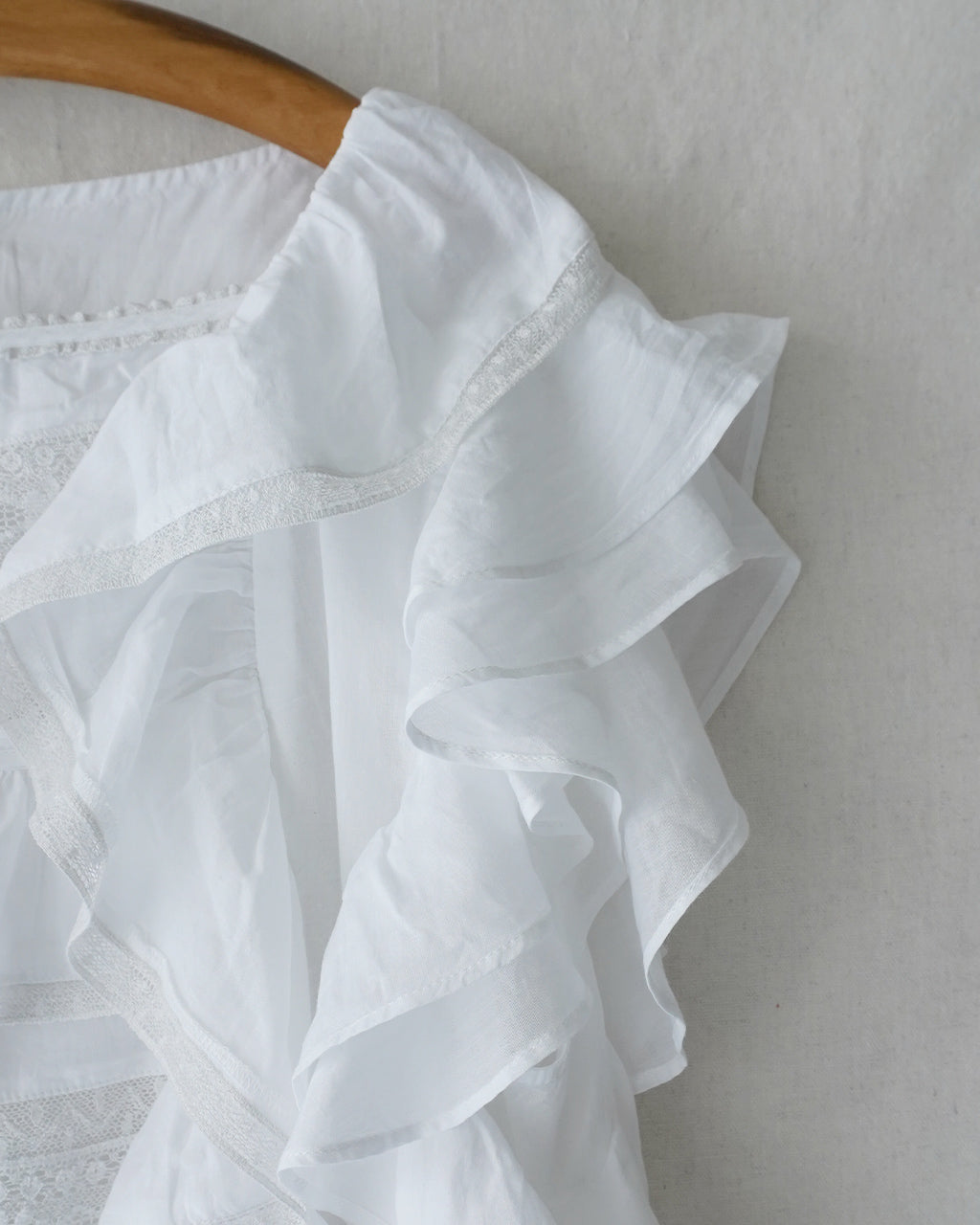 crinkle crinkle crinkle クリンクル クリンクル クリンクル frill lace nosleeve blouse フリルレース ノースリーブブラウス | Crouka(クローカ)
