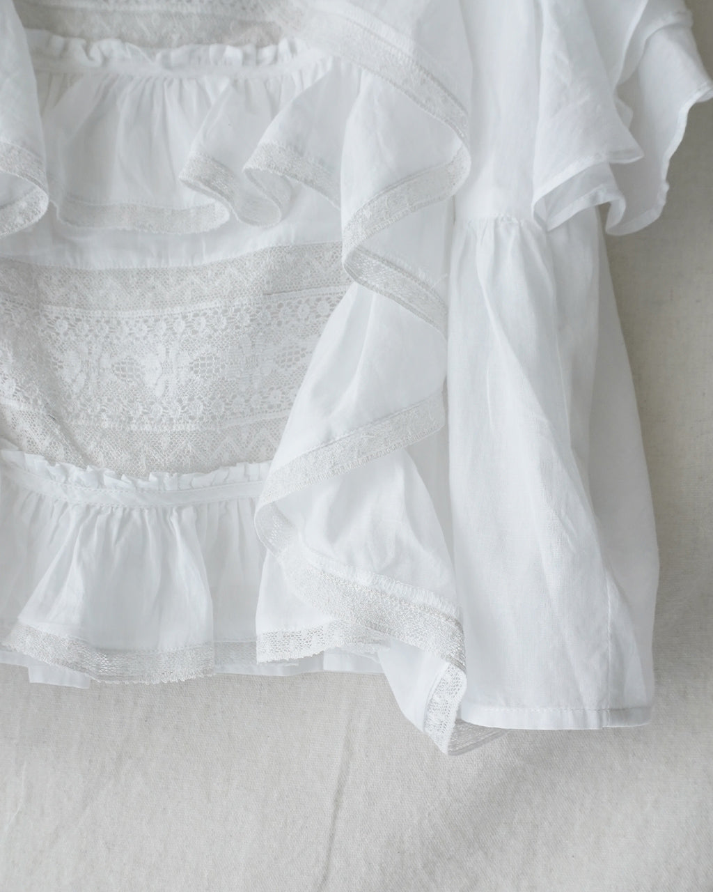 crinkle crinkle crinkle クリンクル クリンクル クリンクル frill lace nosleeve blouse フリルレース ノースリーブブラウス | Crouka(クローカ)