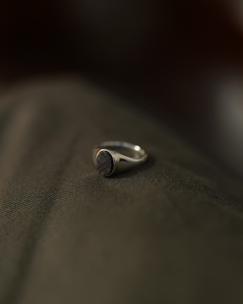 Oval signet ring(S)
