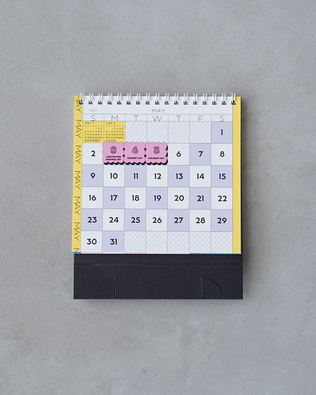 幻日堂のChess Desk Calendar Chess-27の正面全体像。黄色の縦リボンと月間カレンダーのカラーが並び、デスク周りを彩る卓上カレンダー