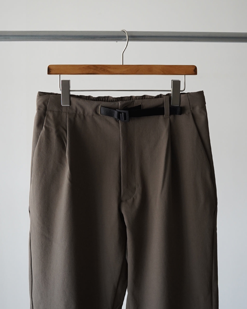 One Tuck Tapered Stretch Pants GL75177