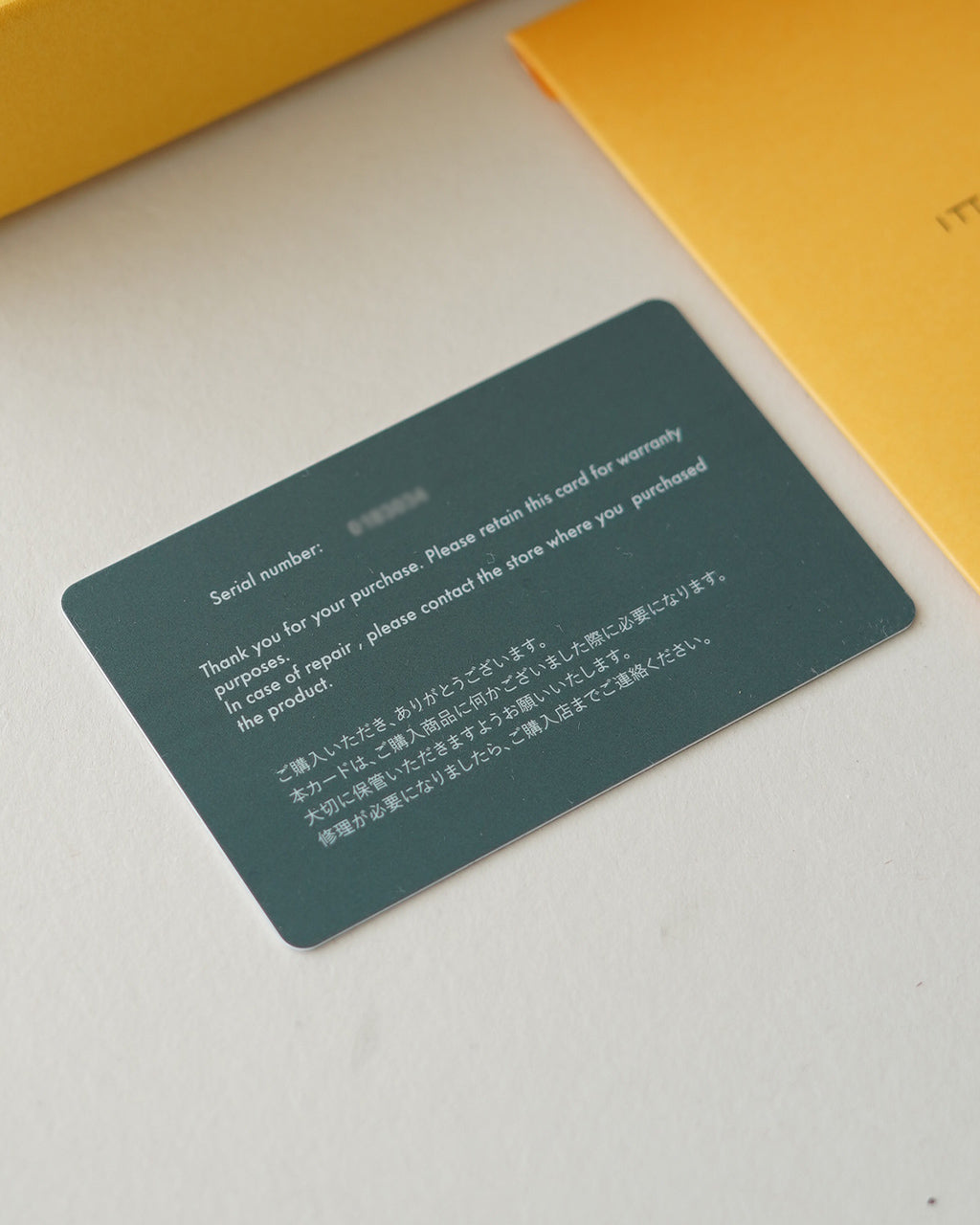 ITTIの Cristy Snakeknot Charm のレザーコードチャームのシリアルナンバー入りカード。