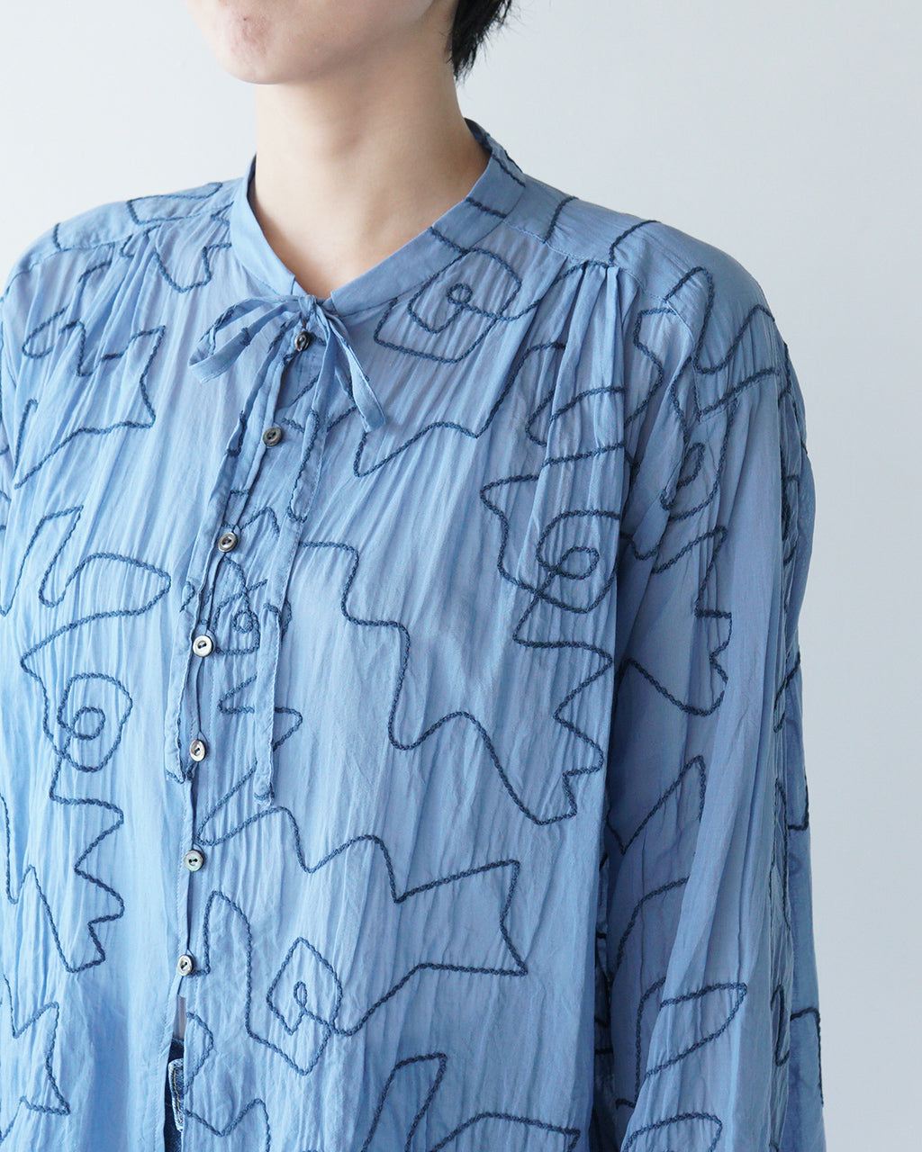 シアーシャツ ショート丈 リボンタイ 刺繍柄 涼感 綿テンセル Geometric Pattern Shirt J251SH02