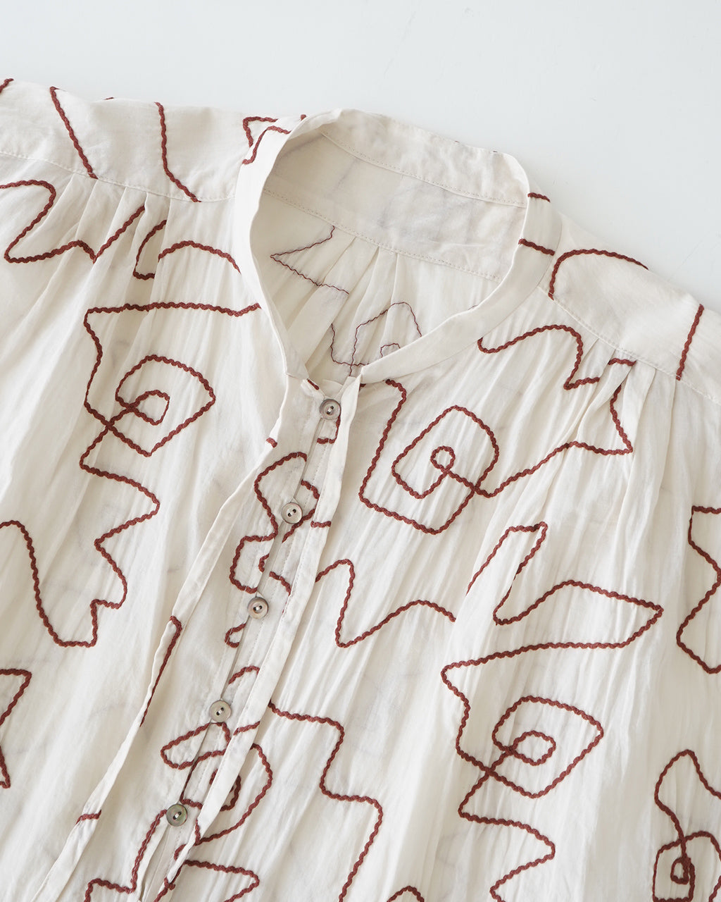 シアーシャツ ショート丈 リボンタイ 刺繍柄 涼感 綿テンセル Geometric Pattern Shirt J251SH02