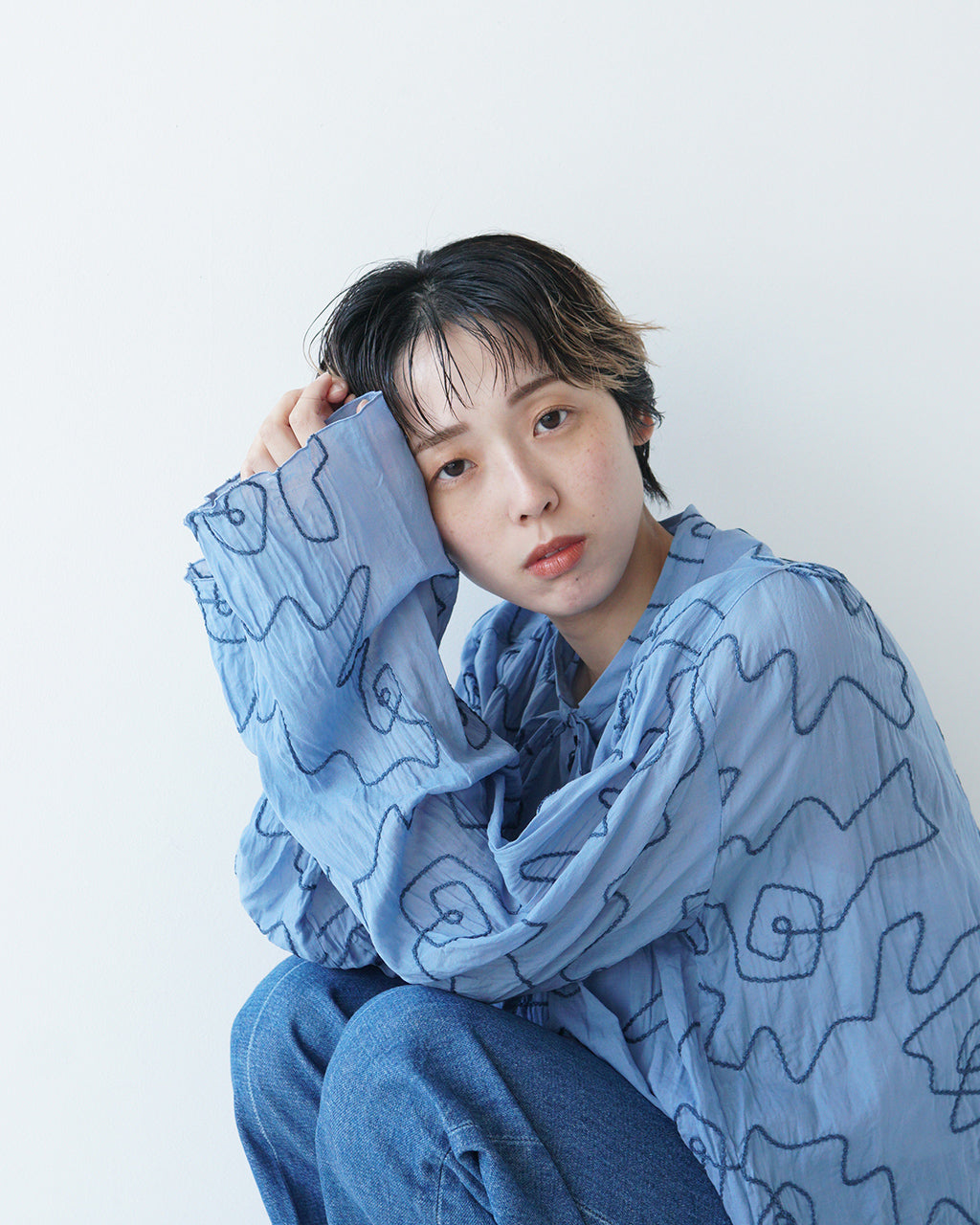 シアーシャツ ショート丈 リボンタイ 刺繍柄 涼感 綿テンセル Geometric Pattern Shirt J251SH02