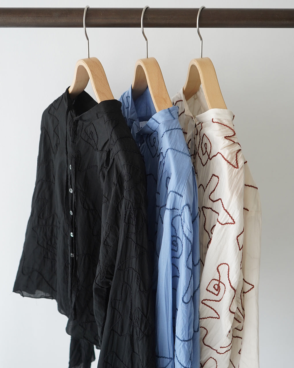 シアーシャツ ショート丈 リボンタイ 刺繍柄 涼感 綿テンセル Geometric Pattern Shirt J251SH02