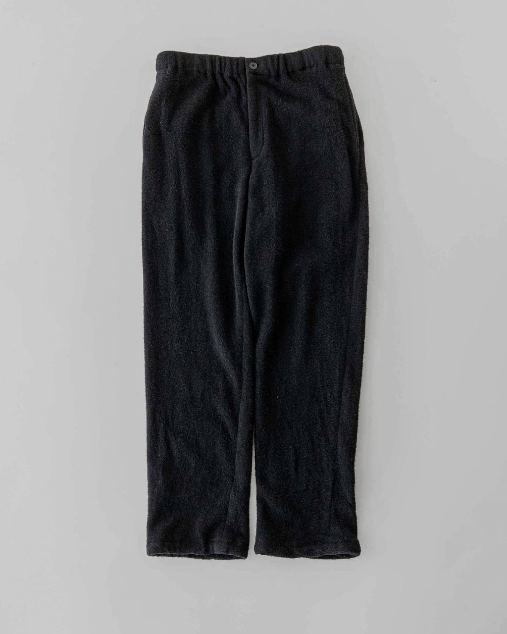 黒系のSilk Wool Fleece Pants KS26FCS02の前面アップ。ウエストはゴムとドローコードのイージー仕様で、起毛しっとりとした表地の質感がわかる正面ショットです。