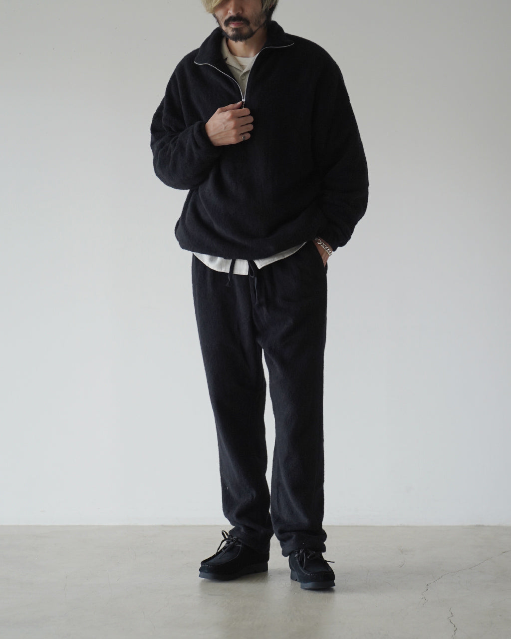 黒の Silk Wool Fleece Pants KS26FCS02 の前後を確認できるフルレングスの写真。腰回りにゆとりがあり裾へ向かって細くなるリラックスシルエット。