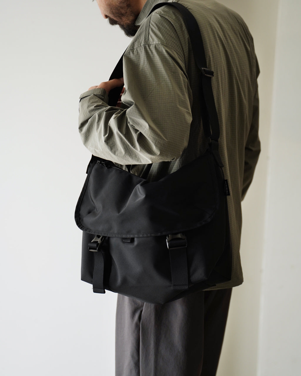 KARRI AMIACALVA RECYCLED CORDURA POLYESTER MESSENGER BAG Msize K010-M-BL