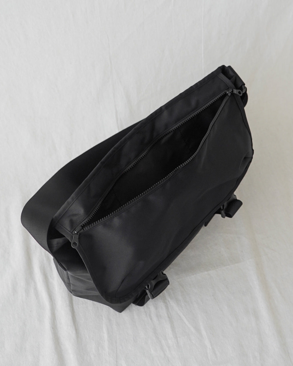 KARRI AMIACALVA RECYCLED CORDURA POLYESTER MESSENGER BAG Msize K010-M-BL