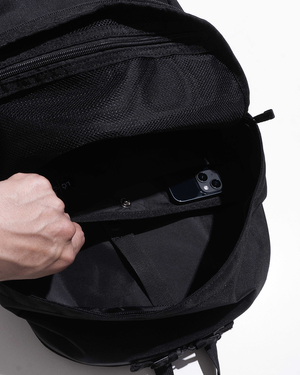 ブラックの DAYPACK Msize 内部はPCスリーブと小物用ポケット付き、前方ファスナー部と内部の仕切りが見えるデザイン。