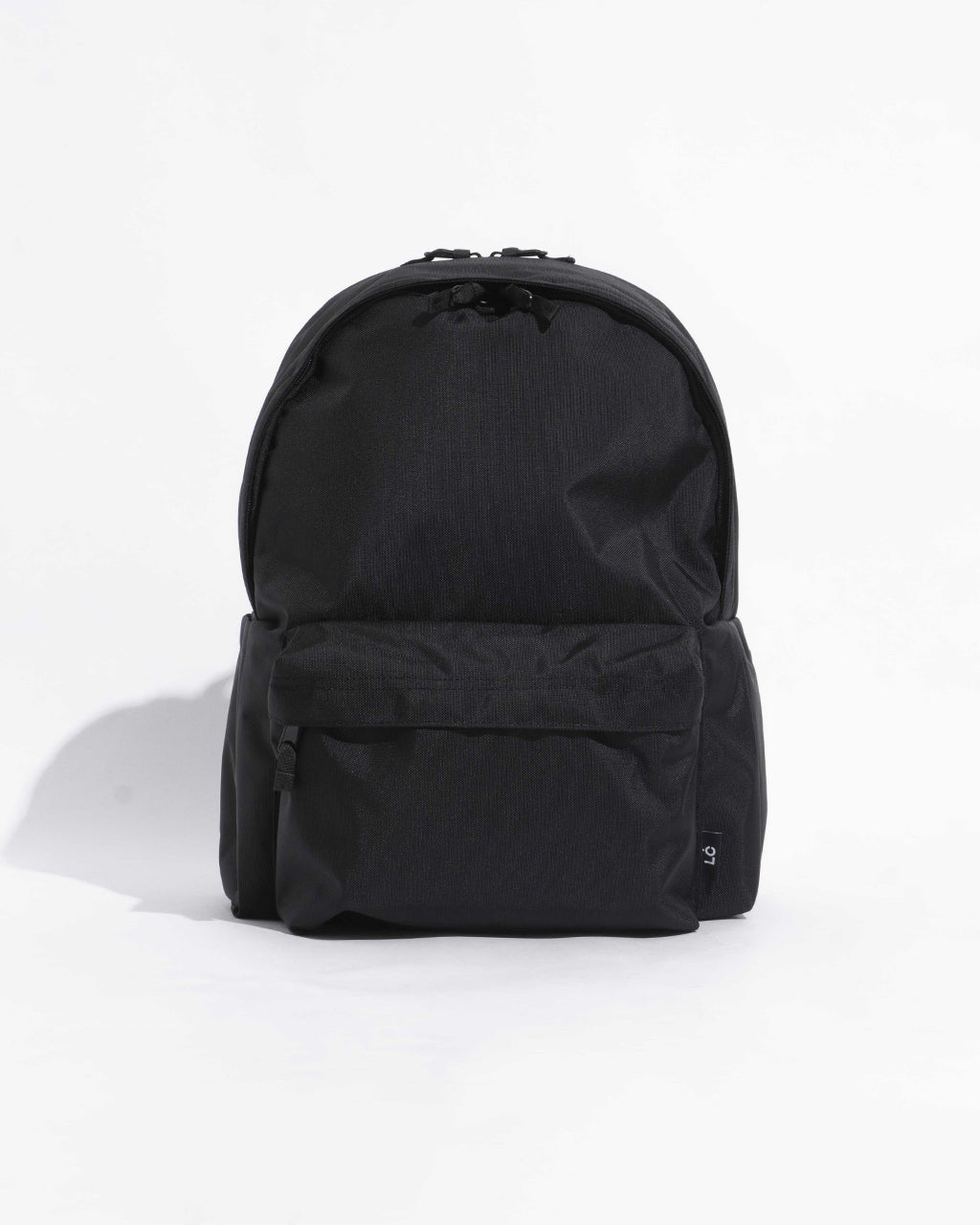 黒のDAYPACK Mサイズ。丸みを帯びた本体と前後の大きなポケットのシルエットが特徴的なリュックサック。