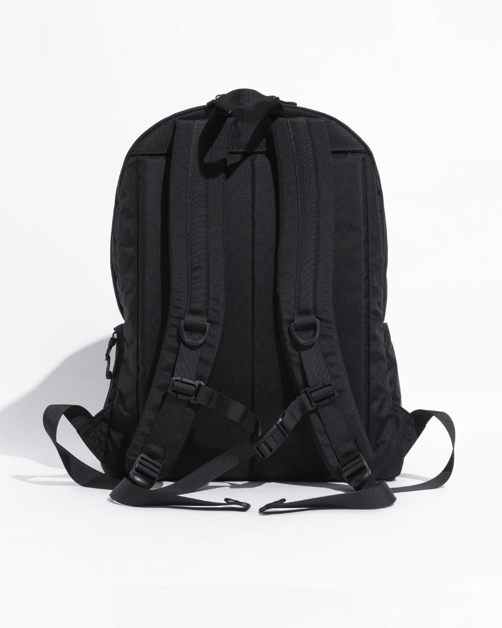 ブラックのバックパック背面ショット。肩ストラップと胸ベルト、背面パッドが見え、収納力を感じさせるデザイン。