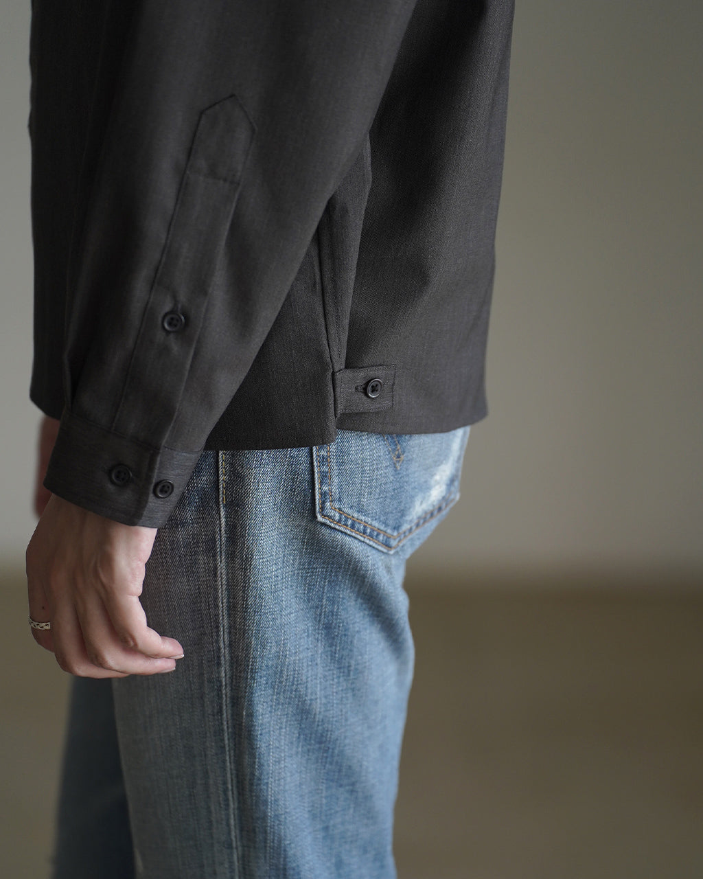 OPEN COLLAR L/S SHIRT WITH HEM TAB M26C01SH01C