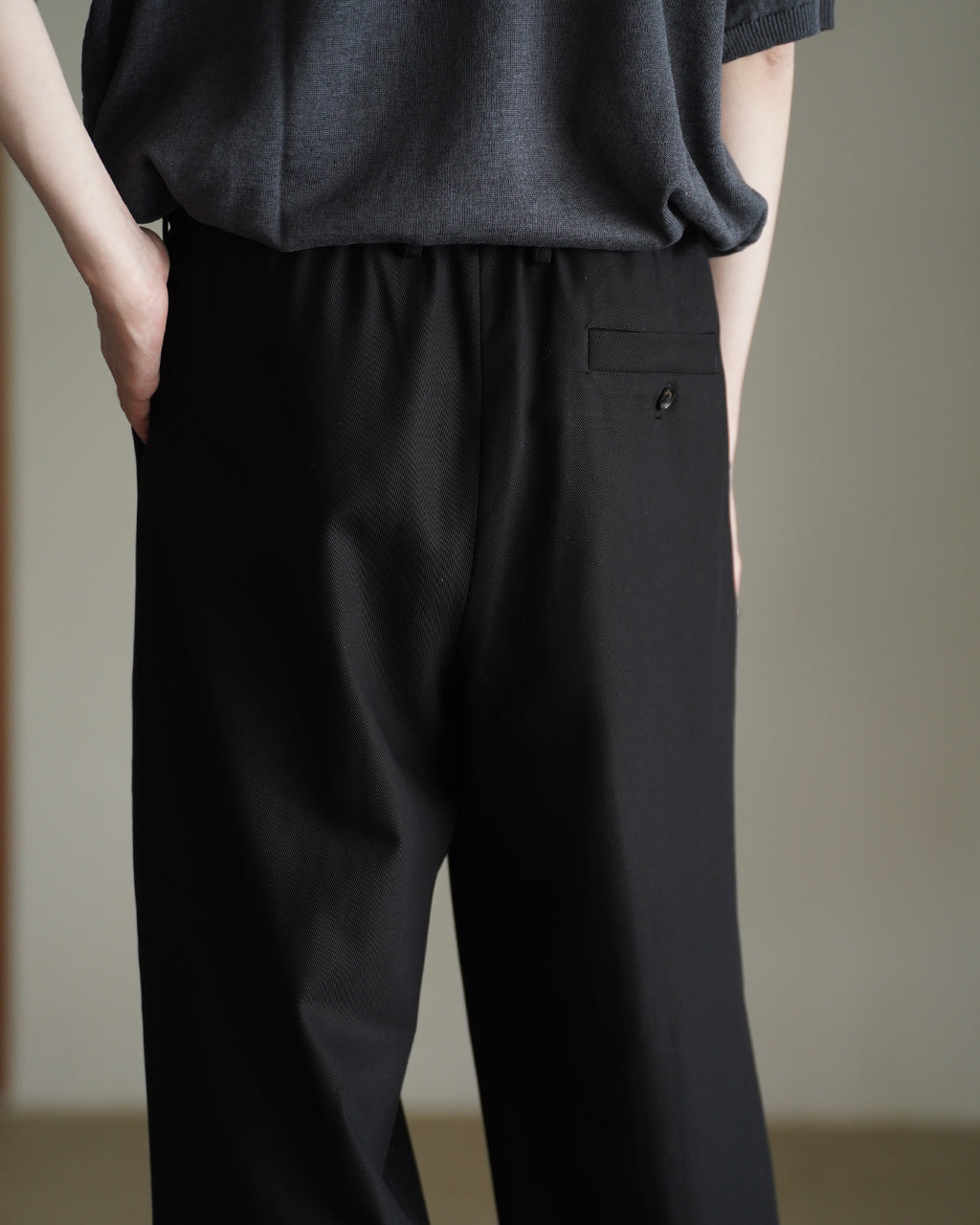markaware DOUBLE PLEATED EASY TROUSERS A26A93PT02C イージーパンツ ブラック ネイビー|Crouka(クローカ)