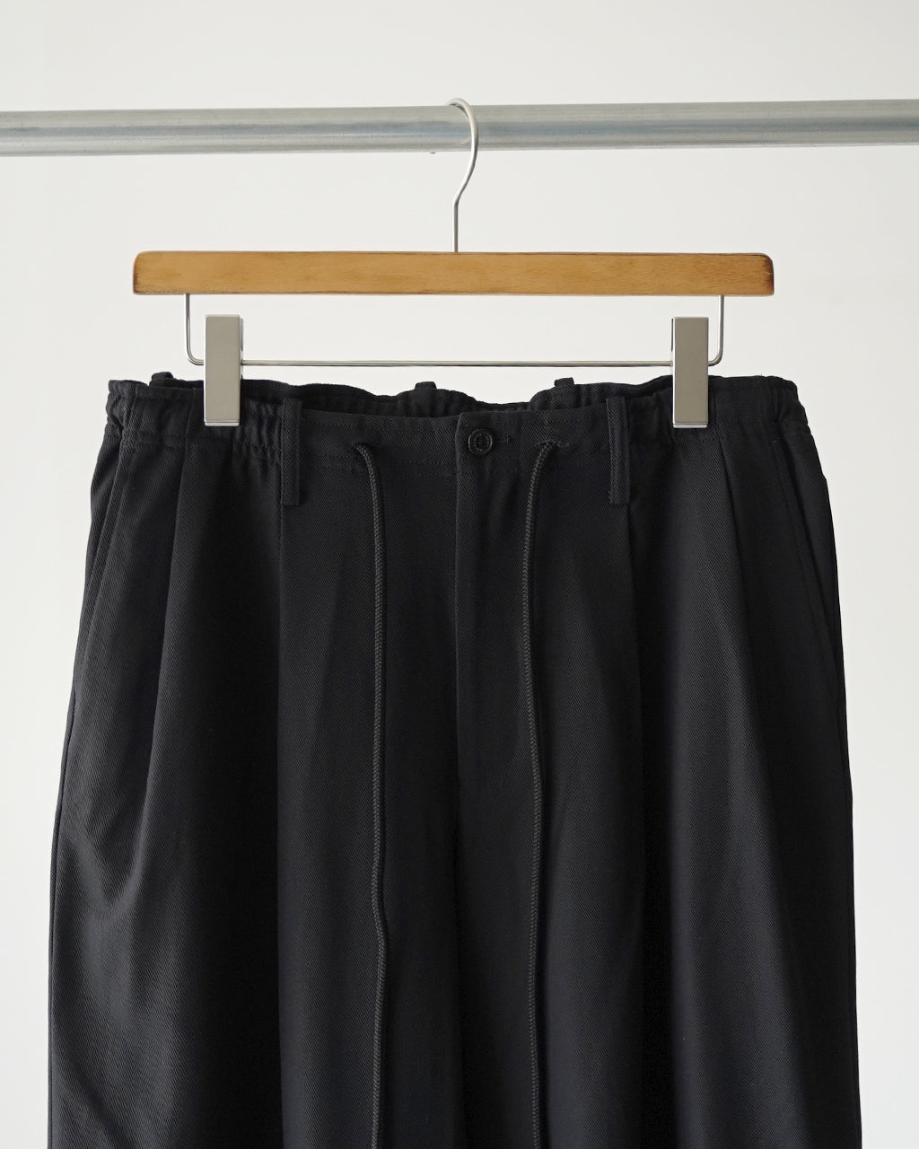 markaware DOUBLE PLEATED EASY TROUSERS A26A93PT02C イージーパンツ ブラック ネイビー|Crouka(クローカ)