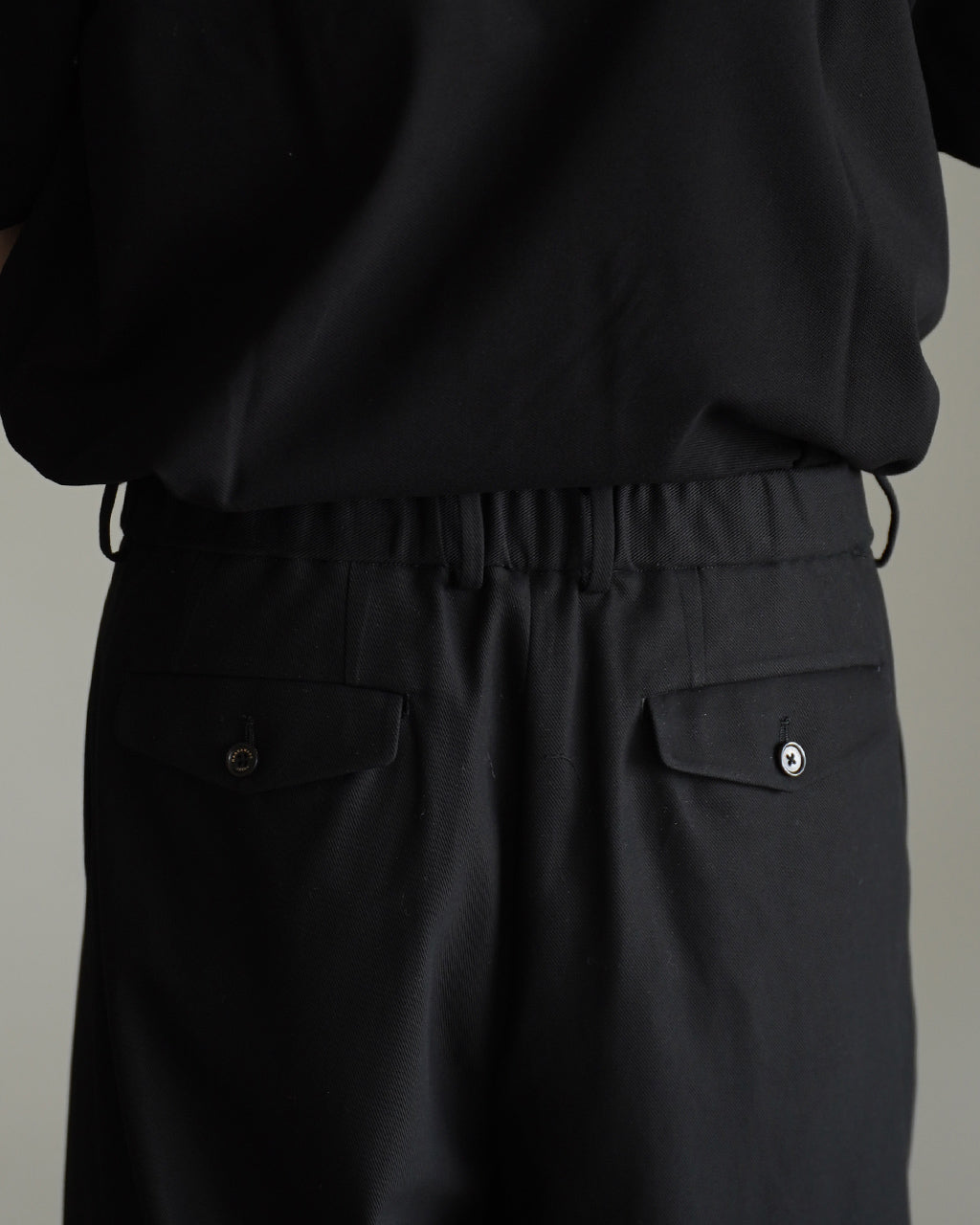 markaware TRIPLE PLEATED WIDE TROUSERS A26A93PT03C ワイドパンツ ブラック ネイビー|Crouka(クローカ)