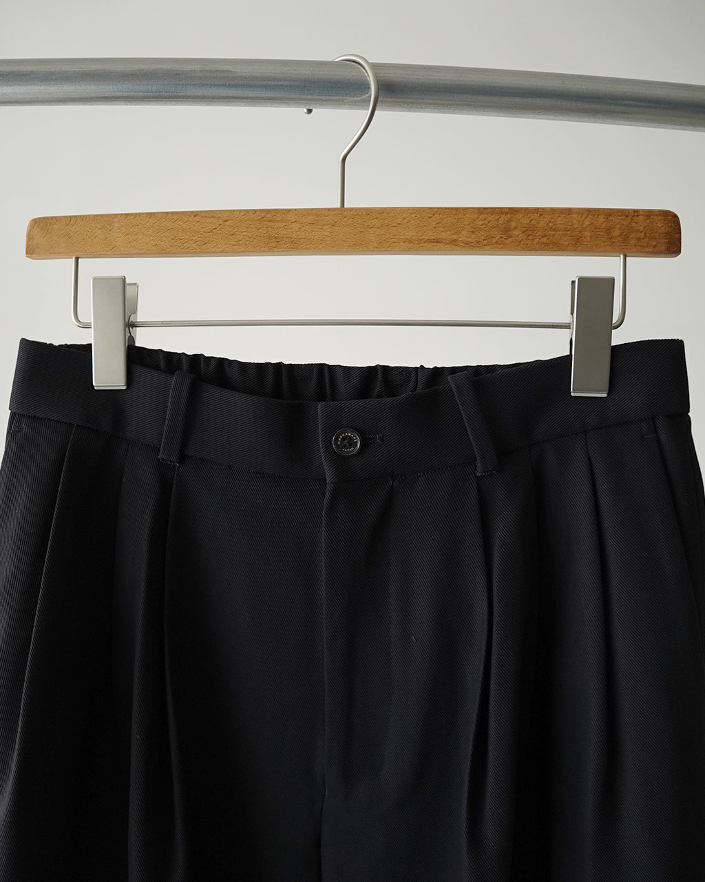 markaware TRIPLE PLEATED WIDE TROUSERS A26A93PT03C ワイドパンツ ブラック ネイビー|Crouka(クローカ)