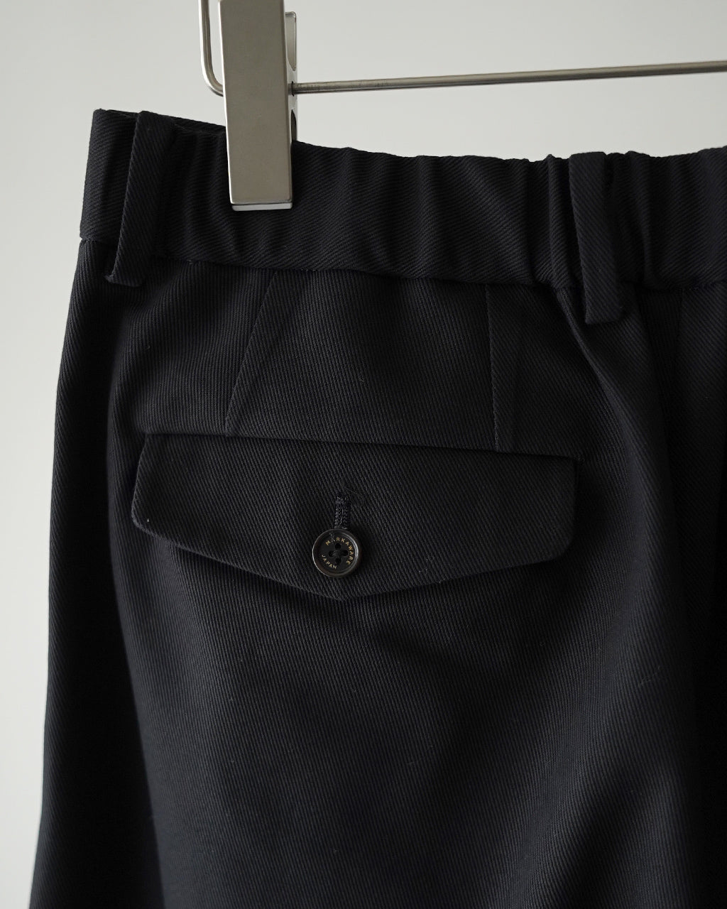 markaware TRIPLE PLEATED WIDE TROUSERS A26A93PT03C ワイドパンツ ブラック ネイビー|Crouka(クローカ)