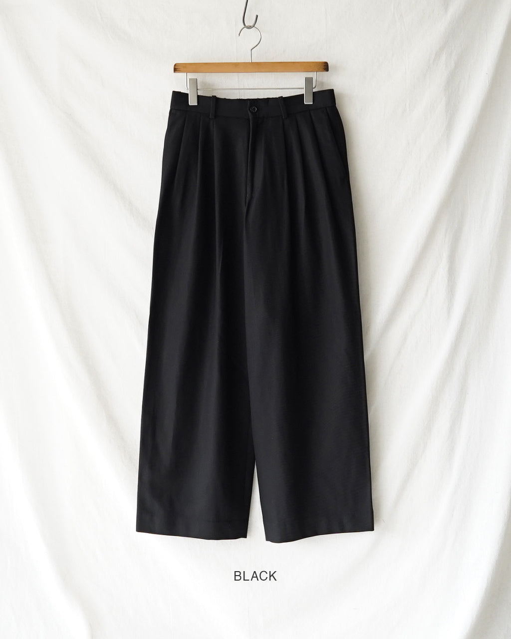 markaware TRIPLE PLEATED WIDE TROUSERS A26A93PT03C ワイドパンツ ブラック ネイビー|Crouka(クローカ)