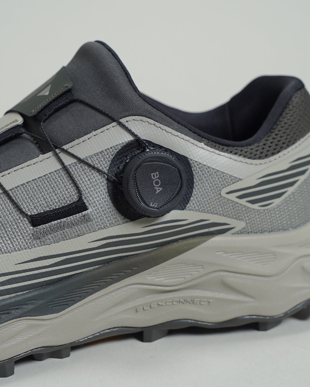 メレルAGILITY PEAK 6 BOAの近影。グレー系のアッパーとシャープなラインのソールが特徴的で、BOAダイヤルが露出している横からのディテールです。
