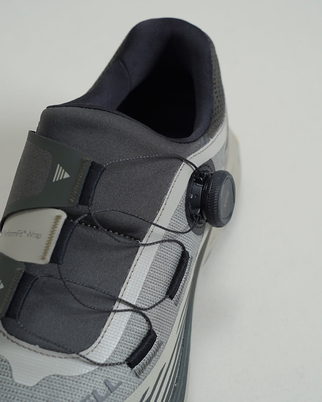 BOAフィットシステム搭載のMerrell Agility Peak 6の横から見たアッパー。ダイヤルとストラップで締め付け具合を微調整できるデザインを強調したアップショット。