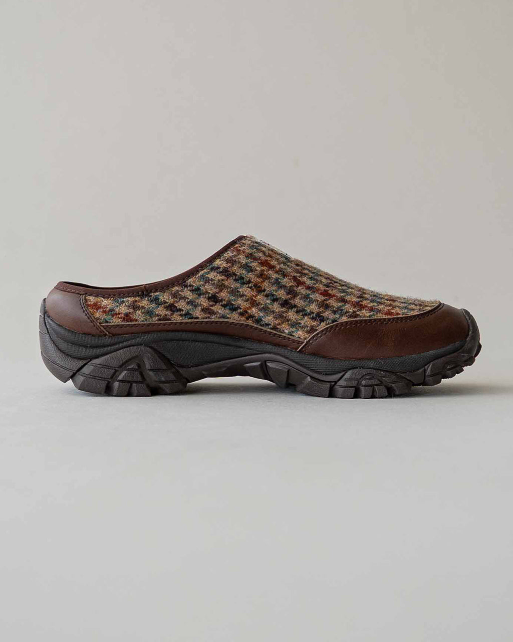 ハリスツイード生地とレザーの組み合わせが特徴のMOAB 2 SLIDE X Harris Tweed、ダークウォルナットのカラーリングと厚みのあるアウトソールが目を引くスライドタイプの靴の横顔ショット