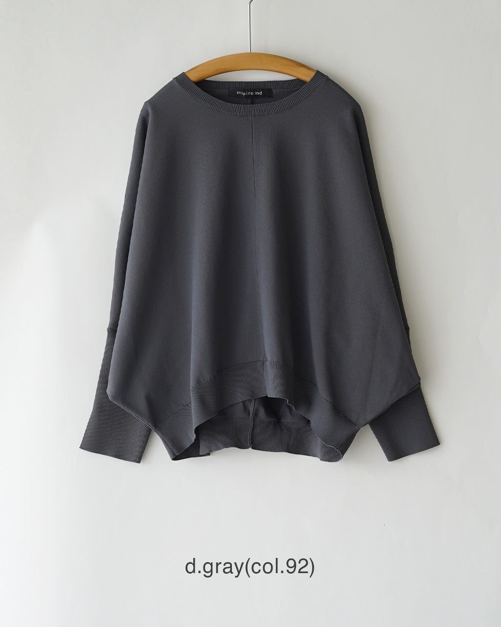 mizuiro ind cocoon POのグレー系ニットプルオーバー。ドルマンスリーブとリブで裾や袖口を引き締めたビッグシルエット、裾は前後差のある重ね着風デザイン。