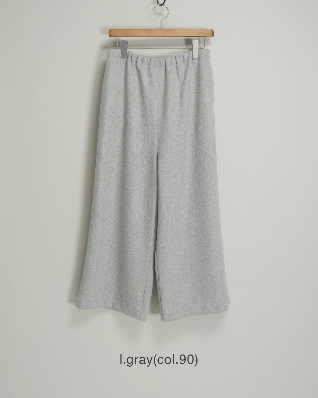 ミズイロインドの wool wide easy PT。グレー系のゆったりシルエットで、ウール混の生地のパンツがハンガーに掛かっている正面画像