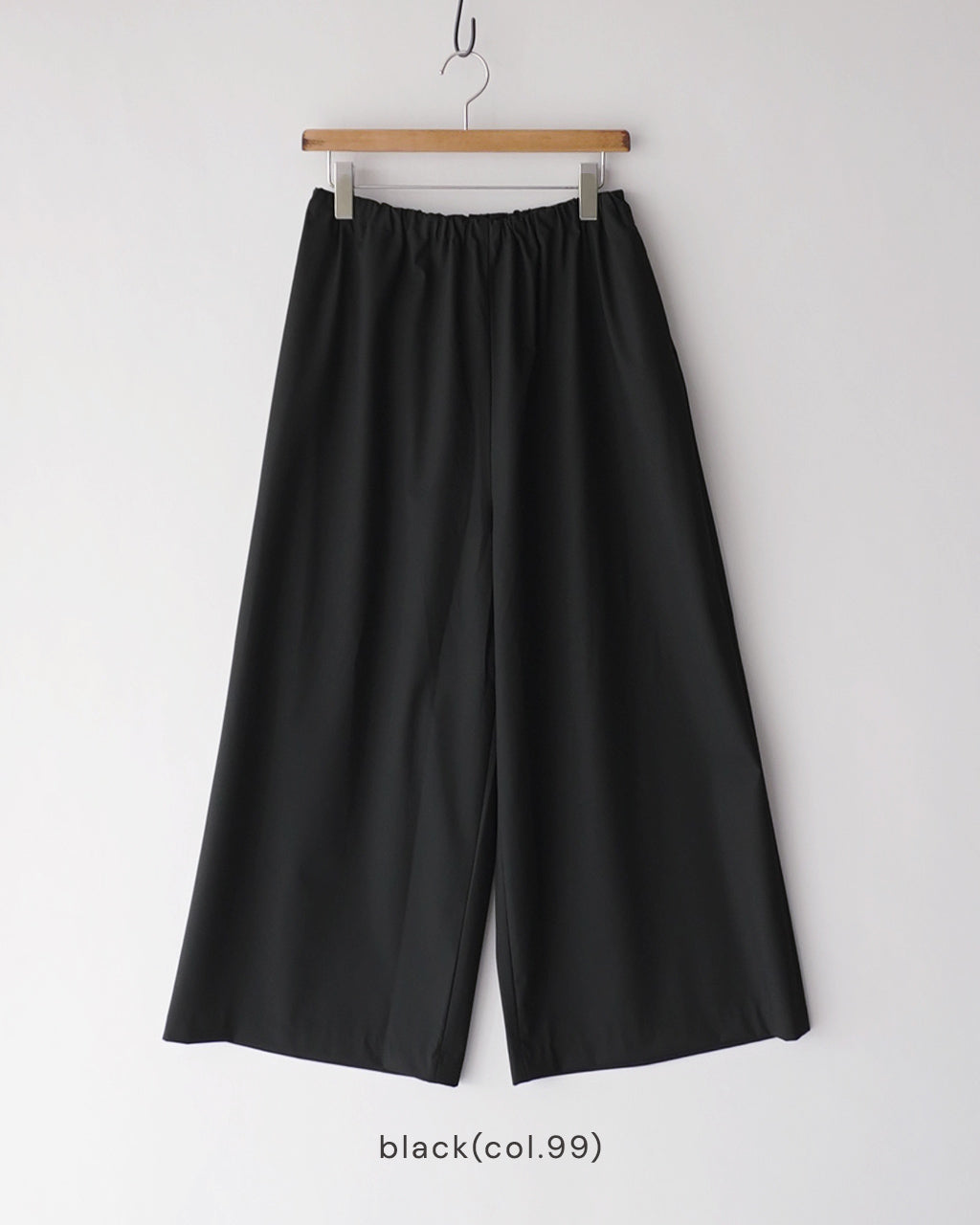 mizuiro indの黒色ワイドパンツ。ウエストはゴム仕様で自然なたるみのない前後のシルエットが特徴。裾まで落ちる直線的なラインの2WAYのパンツ。