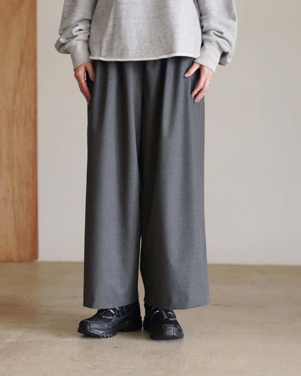 mizuiro indのグレーのパンツ、ウエスト周りが緩く落ち感のあるワイドシルエット。裾まで落ちる長さで、グレーの落ち着いた色味が特徴です。