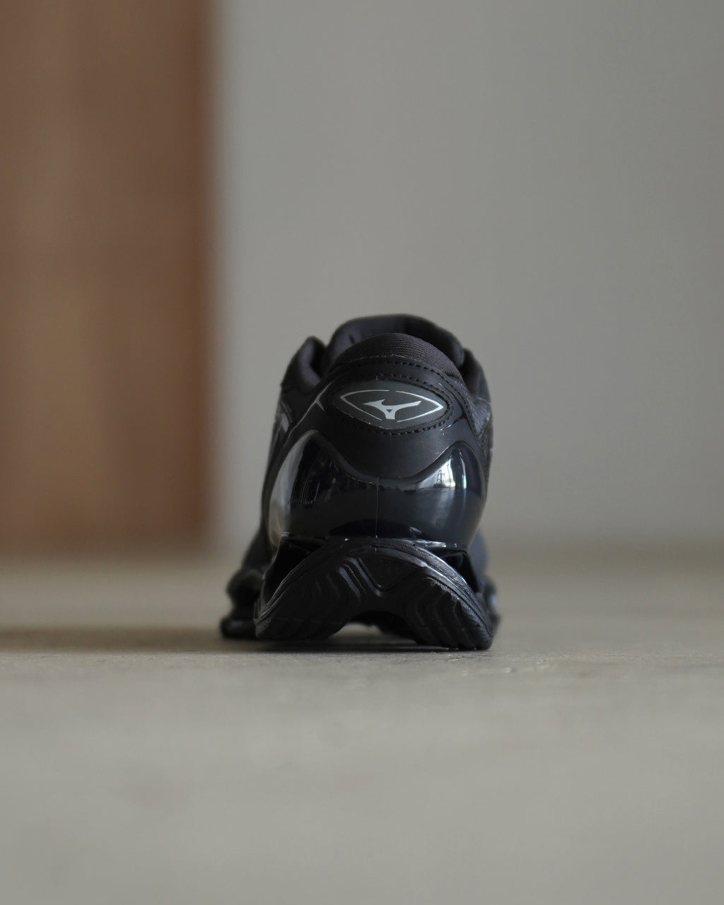 後方から見た黒色のウェーブプロフェシー GTXスニーカー。ソールの形状とミズノのロゴが中央に際立つデザインです。