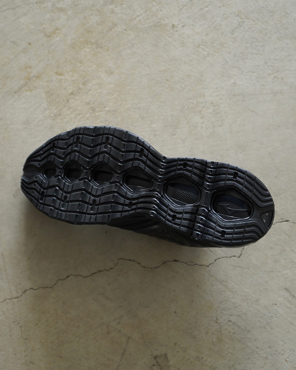 ミズノ WAVE PROPHECY LS GTX のソール面アップ。黒系カラーのラバーソールが波形デザインで全面に広がり、履き口寄りのスリット状の凹凸部が特徴的に見える。