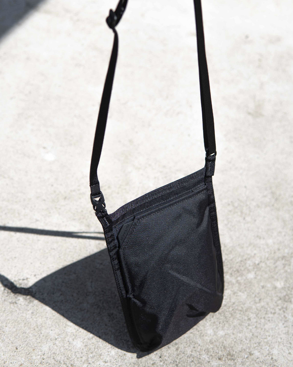MONOLITH NECK POUCH STANDARD M BLACK SD-9089-010
