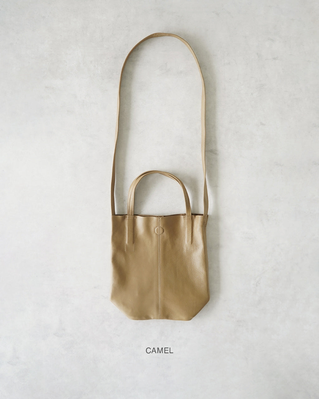 CAMEL表記のあるキャメル色の2WAY SMALL TOTE、正面から見た全体の形