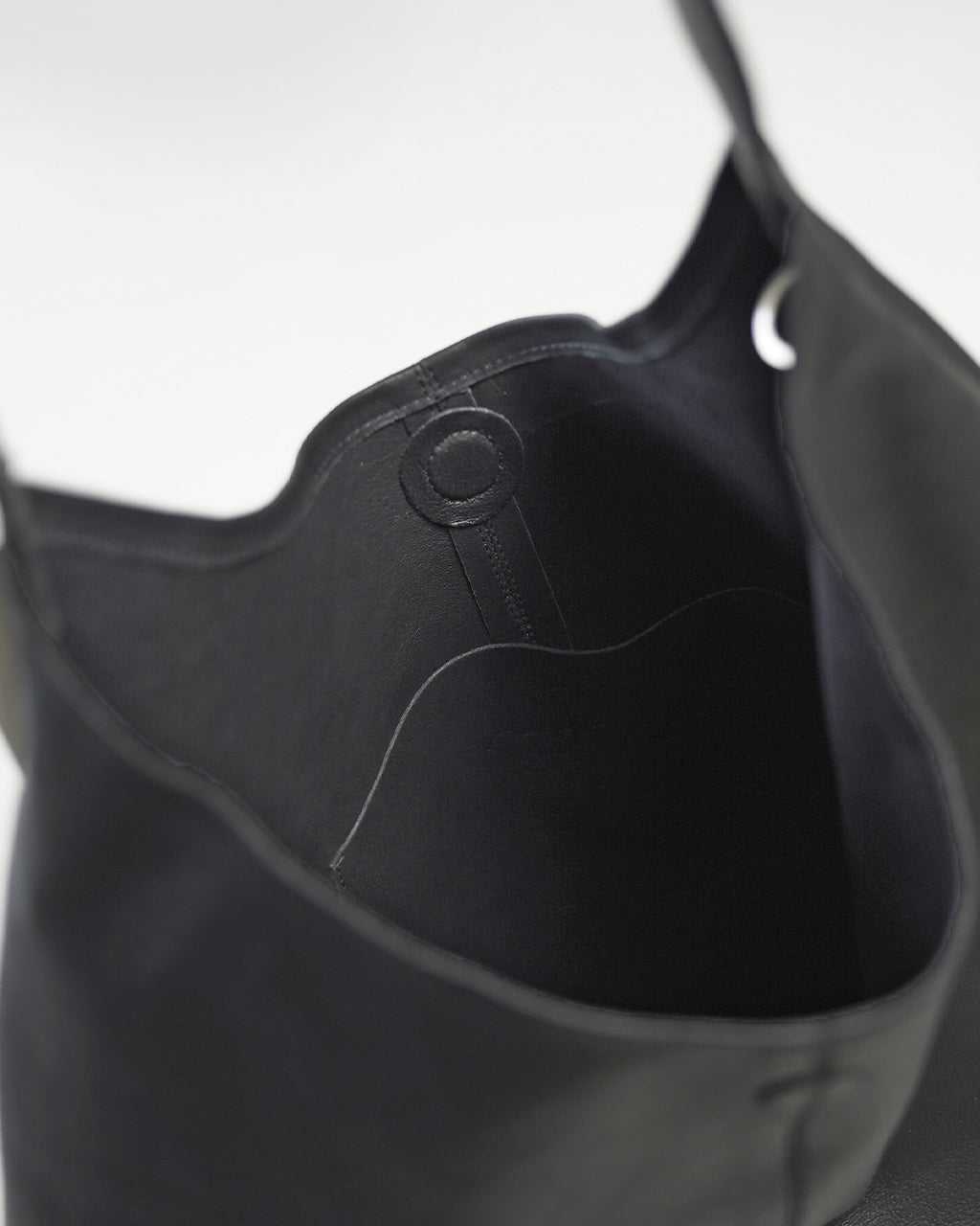 TRIANGLE SHOULDER TAM-BLK-1