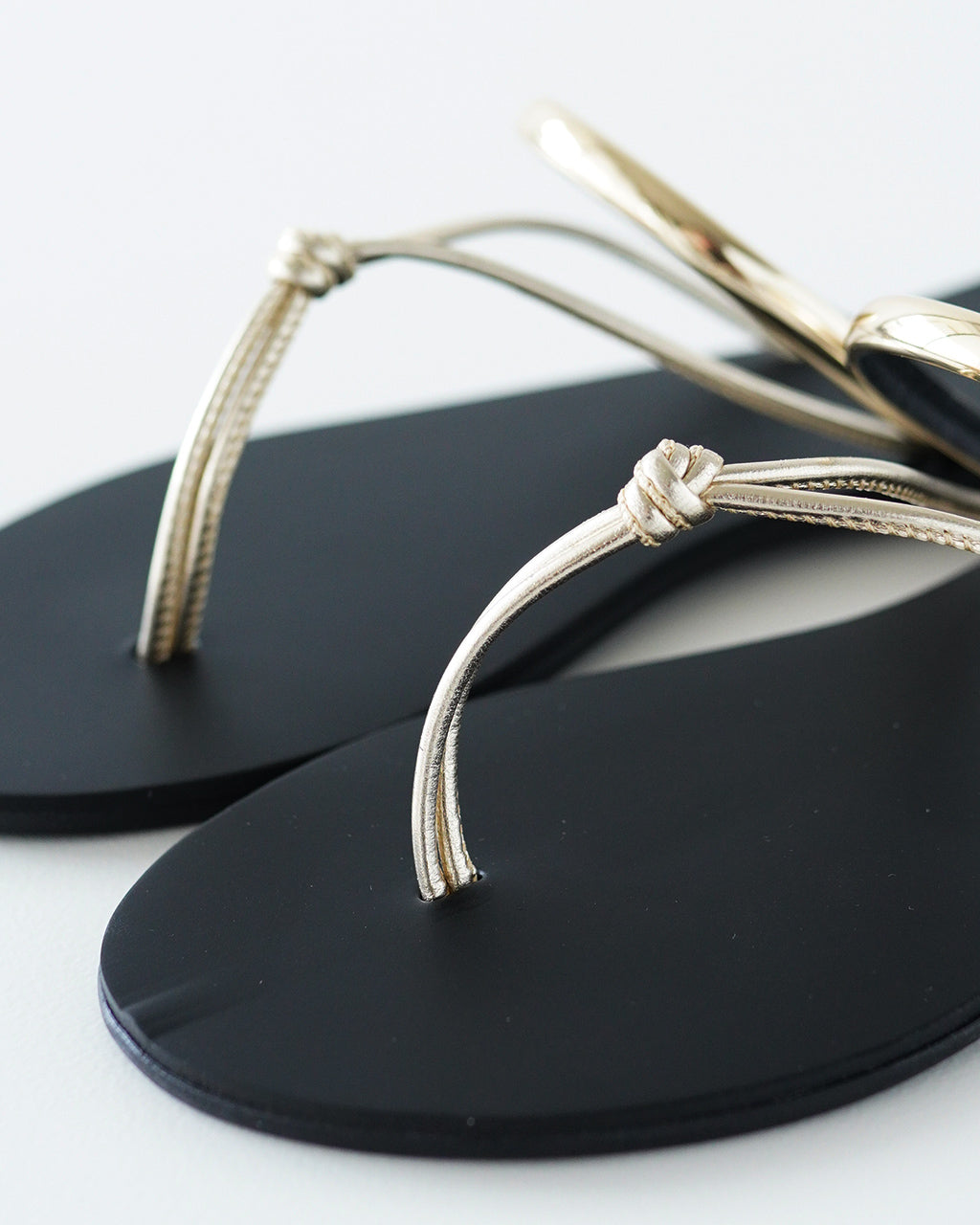 【SALE!50%OFF】NICOLAS LAINAS ニコラスライナス トングサンダル メタリック フェイクレザー シューズ 靴 8G-T