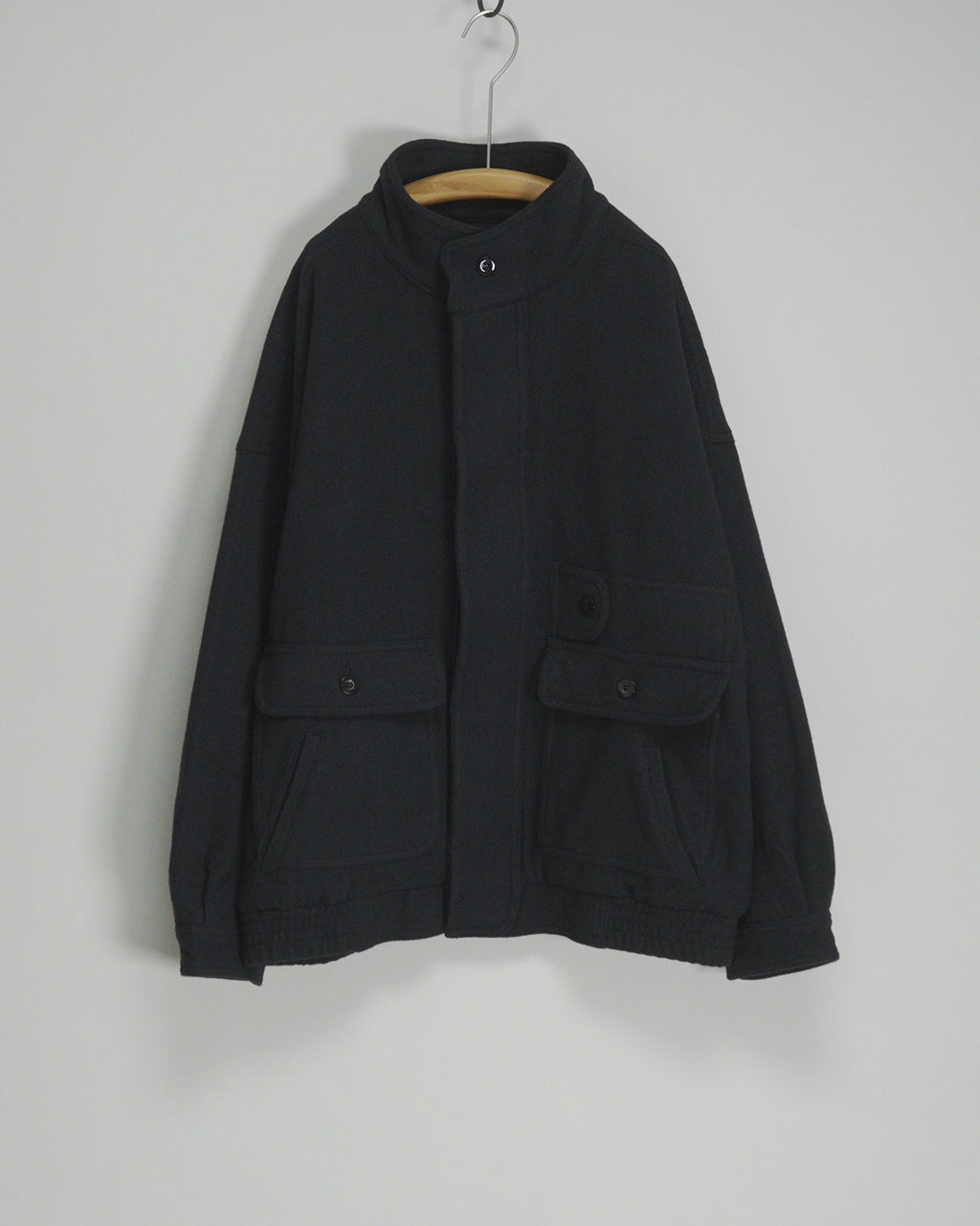 チャコール系のVESTE ABOS OV-T055。前面は比翼仕立てでフロントボタン、両脇にポケット付きのジャケットディテールが特徴的なウール混素材のブルゾン